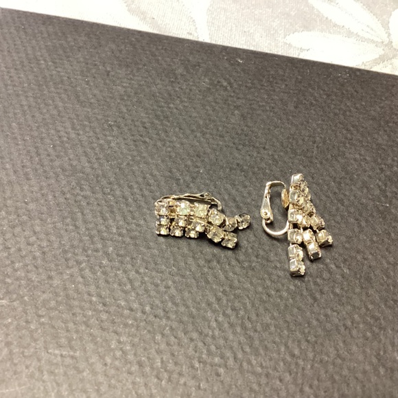 RHINESTONE ESRRING SET. MOMS COLLECTIONS. BLING ๐๐๐๐ - Picture 4 of 12